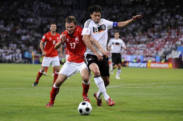 Michael Ballack (Deutschland, re.) gegen Wojciech Lobodzinski (Polen) Fußball Länderspiel Herren Euro 2008, EM, Nationalmannschaft, Nationaltrikot, Deutschland - Polen Gruppe Klagenfurt Dynamik, Fußball Länderspiel Herren Euro 2008, EM, Nationalmannschaft, Nationaltrikot, Deutschland - Polen Gruppe Klagenfurt Dynamik,