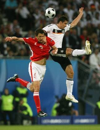 Miroslav Klose (Deutschland, re.) gegen Jakub Wawrzyniak (Polen) Fußball EM Herren Euro 2008, Länderspiel, Nationalmannschaft, Nationaltrikot, Deutschland - Polen Gruppe Klagenfurt Dynamik, Fußball EM Herren Euro 2008, Länderspiel, Nationalmannschaft, Nationaltrikot, Deutschland - Polen Gruppe Klagenfurt Dynamik,