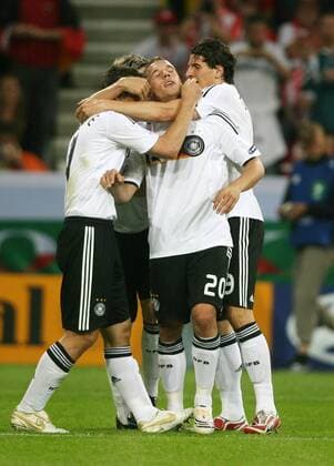Torjubel Deutschland mit Torschütze Lukas Podolski Fußball EM Herren Euro 2008, Länderspiel, Nationalmannschaft, Nationaltrikot, Deutschland Gruppe Klagenfurt Freude, Fußball EM Herren Euro 2008, Länderspiel, Nationalmannschaft, Nationaltrikot, Deutschland Gruppe Klagenfurt Freude,
