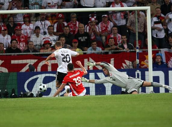 Lukas Podolski (Deutschland, li.) trifft zum 1:0 gegen Torwart Artur Boruc und Marcin Wasilewski (beide Polen) Fußball Länderspiel Herren Euro 2008, EM, Nationalmannschaft, Nationaltrikot, Deutschland - Polen Gruppe Klagenfurt Dynamik, Fußball Länderspiel Herren Euro 2008, EM, Nationalmannschaft, Nationaltrikot, Deutschland - Polen Gruppe Klagenfurt Dynamik,