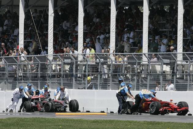Die Boliden von Lewis Hamilton (England McLaren Mercedes, li.) und Kimi Räikkönen (Finnland Ferrari) werden nach deren Crash von den Streckenposten geborgen Motorsport Grand Prix Herren Großer Preis von Kanada 2008, Formel 1 Weltmeisterschaft, F1, F, GP, WM Totale Montreal Motorsport Grand Prix Herren Großer Preis von Kanada 2008, Formel 1 Weltmeisterschaft, F1, F, GP, WM Totale Montreal