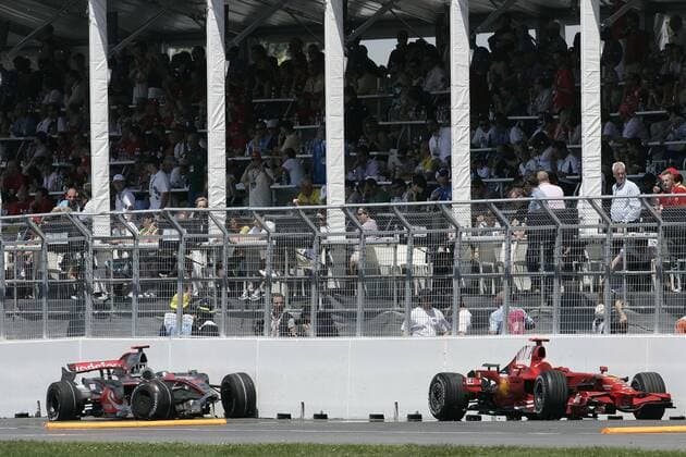 Die kaputten Boliden von Lewis Hamilton (England McLaren Mercedes, li.) und Kimi Räikkönen (Finnland Ferrari) nach deren Crash Motorsport Grand Prix Herren Großer Preis von Kanada 2008, Formel 1 Weltmeisterschaft, F1, F, GP, WM Totale Montreal Motorsport Grand Prix Herren Großer Preis von Kanada 2008, Formel 1 Weltmeisterschaft, F1, F, GP, WM Totale Montreal