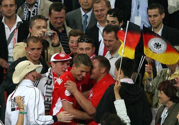 Lukas Podolski (Deutschland) - Schlußjubel mit den Fans - Fußball Länderspiel Herren EURO 2008, EM, Nationalteam, Gruppe Klagenfurt Freude, Fußball Länderspiel Herren EURO 2008, EM, Nationalteam, Gruppe Klagenfurt Freude,