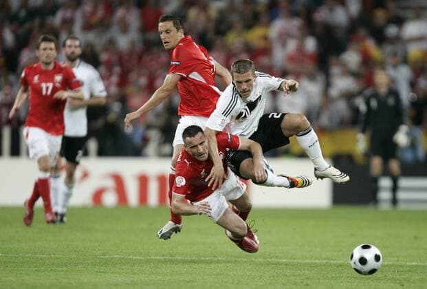 Lukas Podolski (Deutschland, re.) gegen Marcin Wasilewski (Mitte) und Dariusz Dudka (beide Polen) Fußball Länderspiel Herren EURO 2008, EM, Nationalmannschaft, Nationaltrikot, Deutschland - Polen 2:0 Gruppe Klagenfurt Dynamik, Kampf, Fußball Länderspiel Herren EURO 2008, EM, Nationalmannschaft, Nationaltrikot, Deutschland - Polen 2:0 Gruppe Klagenfurt Dynamik, Kampf,