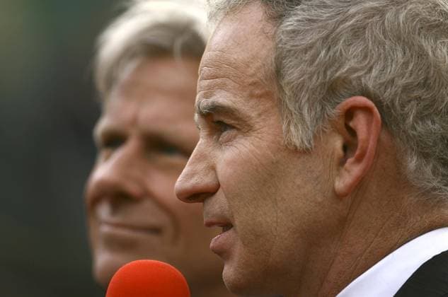 John McEnroe (USA) im Interview, dahinter Björn Borg (Schweden) Tennis Herren French Open 2008, ATP Tour, Grand Slam, Finale Gruppe Roland Garros Paris Tennis Herren French Open 2008, ATP Tour, Grand Slam, Finale Gruppe Roland Garros Paris