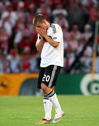 Lukas Podolski (Deutschland) hält sich nach seinen Treffern gegen sein Geburtsland Polen beim Torjubel zurück Fußball EM Herren Euro 2008, Länderspiel, Nationalmannschaft, Nationaltrikot Einzelbild Klagenfurt Freude, Fußball EM Herren Euro 2008, Länderspiel, Nationalmannschaft, Nationaltrikot Einzelbild Klagenfurt Freude,