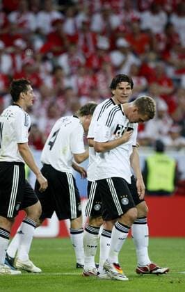 Lukas Podolski (re.) andächtig - Aus Respekt vor seinem Geburtsland verzichtet er auf auffälligen Torjubel - Mario Gomez (2.v.re.) und Miroslav Klose (alle Deutschland) sind derlei Gewissenskonflikte fremd -  Fußball EM Herren EURO 2008, Länderspiel, Nationalmannschaft, Nationaltrikot, Deutschland - Polen 2:0 Gruppe Klagenfurt Freude, Fußball EM Herren EURO 2008, Länderspiel, Nationalmannschaft, Nationaltrikot, Deutschland - Polen 2:0 Gruppe Klagenfurt Freude,