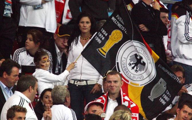 Petra Frings (Mitte), Ehefrau von Torsten Frings (Deutschland) auf der Tribüne Fußball EM Herren EURO 2008, Länderspiel, Nationalmannschaft, Gruppe Klagenfurt Fußball EM Herren EURO 2008, Länderspiel, Nationalmannschaft, Gruppe Klagenfurt