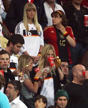Claudia (hi.li.), Freundin von Philipp Lahm, und Sarah Brandner (Mitte), Freundin von Bastian Schweinsteiger (beide Deutschland) auf der Tribüne Fußball EM Herren EURO 2008, Länderspiel, Nationalmannschaft, Gruppe Klagenfurt Fußball EM Herren EURO 2008, Länderspiel, Nationalmannschaft, Gruppe Klagenfurt