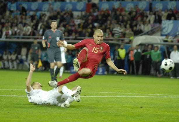 Pepe (Portugal, re.) trifft zum 1:0 Fußball Länderspiel Herren EURO 2008, EM, Nationalmannschaft, Nationaltrikot, Portugal - Türkei 2:0 Gruppe Genf Dynamik, Fußball Länderspiel Herren EURO 2008, EM, Nationalmannschaft, Nationaltrikot, Portugal - Türkei 2:0 Gruppe Genf Dynamik,