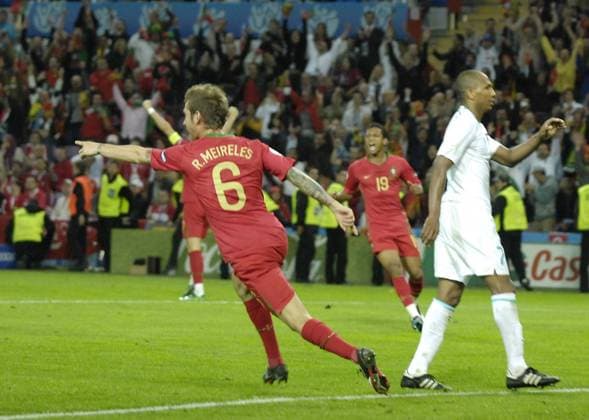 Raul Meireles (Portugal, li.) - Torjubel, daneben Mehmet Aurelio (Türkei) enttäuscht Fußball Länderspiel Herren EURO 2008, EM, Nationalmannschaft, Nationaltrikot, Portugal - Türkei 2:0, Gruppe Genf Freude, Begeisterung, Enttäuschung, Fußball Länderspiel Herren EURO 2008, EM, Nationalmannschaft, Nationaltrikot, Portugal - Türkei 2:0, Gruppe Genf Freude, Begeisterung, Enttäuschung,