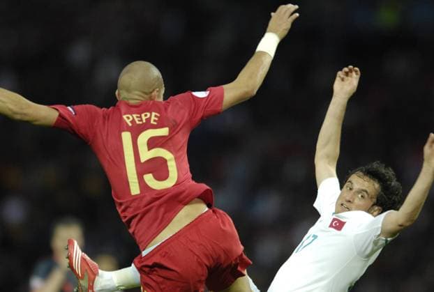 Pepe (Portugal, li.) gegen Tuncay Sanli (Türkei) Fußball Länderspiel Herren EURO 2008, EM, Nationalmannschaft, Nationaltrikot, Portugal - Türkei 2:0, Gruppe Genf Dynamik, Fußball Länderspiel Herren EURO 2008, EM, Nationalmannschaft, Nationaltrikot, Portugal - Türkei 2:0, Gruppe Genf Dynamik,