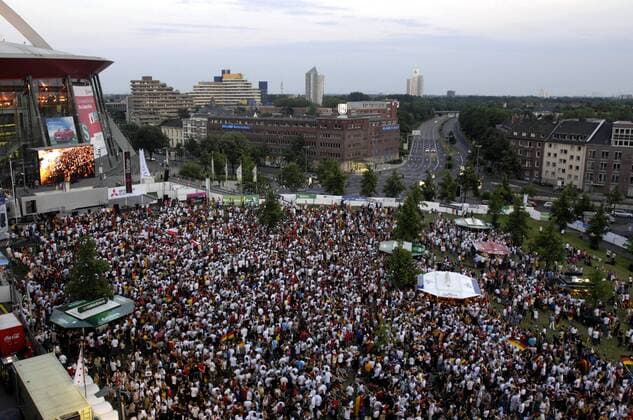 Unzählige deutsche Fans besuchen das EURO Public Viewing vor der Köln Arena Fußball EM Herren EURO 2008, Länderspiel, Nationalmannschaft Leinwand, Bildschirm, Großleinwand Totale KölnArena Köln Fußball EM Herren EURO 2008, Länderspiel, Nationalmannschaft Leinwand, Bildschirm, Großleinwand Totale KölnArena Köln