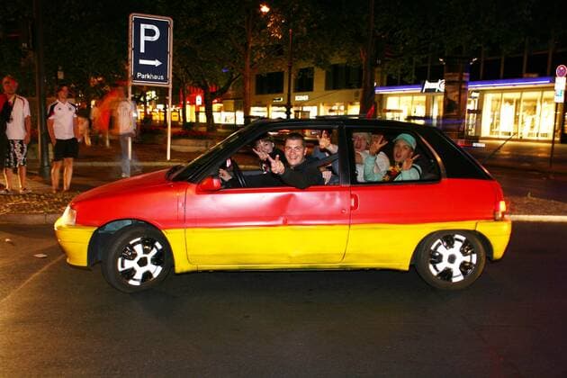 Deutsche Fans in schwarz rot goldenem PKW bejubeln den EM Auftaktsieg während des Autokorsos in Berlin Fußball EM Herren EURO 2008, Länderspiel, Nationalmannschaft, Auto Korso Autokorso, Feier feiern Gruppe Kudamm Kürfürstendamm Berlin Freude, Begeisterung, Komik, Fußball EM Herren EURO 2008, Länderspiel, Nationalmannschaft, Auto Korso Autokorso, Feier feiern Gruppe Kudamm Kürfürstendamm Berlin Freude, Begeisterung, Komik,