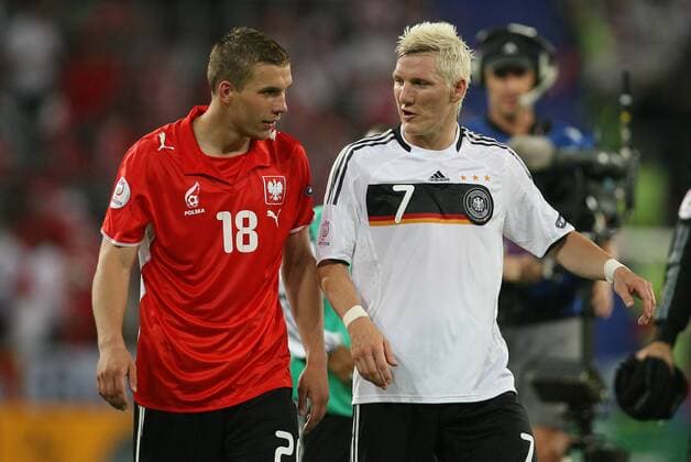 Lukas Podolski (li.) und Bastian Schweinsteiger (beide Deutschland) Fußball Länderspiel Herren EURO 2008, EM, Nationalmannschaft, Nationaltrikot, Deutschland - Polen 2:0 Gruppe Klagenfurt Fußball Länderspiel Herren EURO 2008, EM, Nationalmannschaft, Nationaltrikot, Deutschland - Polen 2:0 Gruppe Klagenfurt