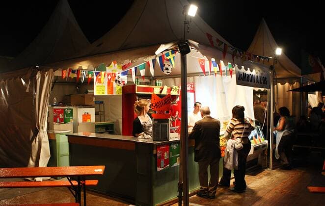 Fanzone in Genf - Fußballfans vor einem Imbissstand -  Fußball EM Herren Euro 2008, Public Viewing, Live Übertragung, Fußballübertragung, Liveübertragung Totale Genf Fußball EM Herren Euro 2008, Public Viewing, Live Übertragung, Fußballübertragung, Liveübertragung Totale Genf