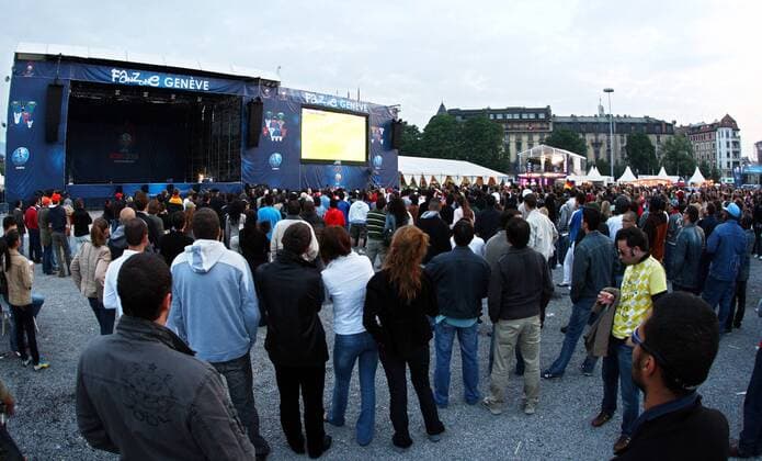 Fußballfans in der Genfer Fanzone -  Fußball EM Herren Euro 2008, Public Viewing, Live Übertragung, Fußballübertragung, Liveübertragung Totale Länderspiel Genf Fußball EM Herren Euro 2008, Public Viewing, Live Übertragung, Fußballübertragung, Liveübertragung Totale Länderspiel Genf