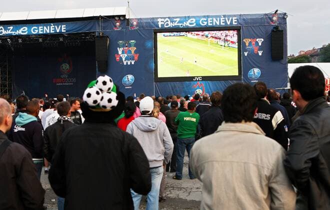 Fußballfans in der Genfer Fanzone -  Fußball EM Herren Euro 2008, Public Viewing, Live Übertragung, Fußballübertragung, Liveübertragung Totale Länderspiel Genf Fußball EM Herren Euro 2008, Public Viewing, Live Übertragung, Fußballübertragung, Liveübertragung Totale Länderspiel Genf