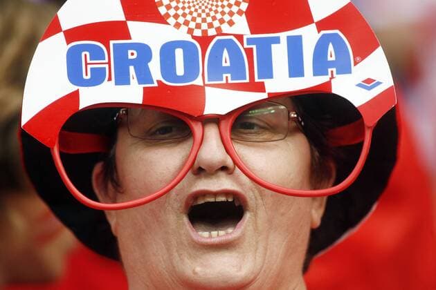 Kroatischer Fan schaut durch die Croatia Brille Fußball EM Herren Euro 2008, Nationalmannschaft, Länderspiel, Kroatien Porträt Wien Fußball EM Herren Euro 2008, Nationalmannschaft, Länderspiel, Kroatien Porträt Wien