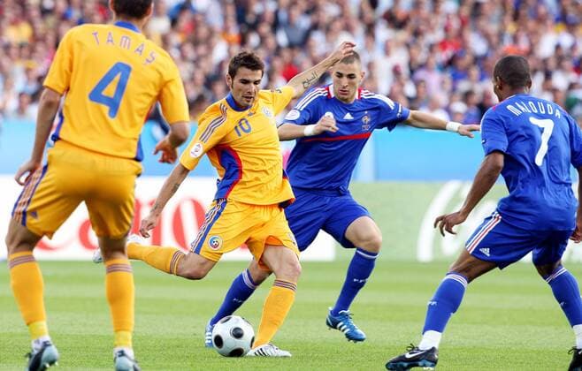 Adrian Mutu (Rumänien, 2.v.li.) gegen Karim Benzema (2.v.re.) und Florent Malouda (beide Frankreich) - Fußball EM Herren Euro 2008, Nationalmannschaft, Länderspiel, Nationaltrikot, Rumänien - Frankreich Gruppe Zürich Dynamik, Fußball EM Herren Euro 2008, Nationalmannschaft, Länderspiel, Nationaltrikot, Rumänien - Frankreich Gruppe Zürich Dynamik,