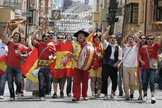 Fanoriginal Manolo (Mitte) führt die spanischen Fans an -  - NOxONLINExUSE Fußball EM Herren Euro 2008, Nationalmannschaft, Spanien, Gruppe Innsbruck Fußball EM Herren Euro 2008, Nationalmannschaft, Spanien, Gruppe Innsbruck