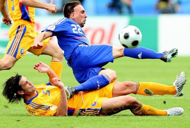 Franck Ribery (Frankreich, re.) gegen Cristian Chivu (Rumänien) - Fußball EM Herren Euro 2008, Nationalmannschaft, Länderspiel, Nationaltrikot, Frankreich - Rumänien 0:0 Gruppe Zürich Dynamik, Kampf, Fußball EM Herren Euro 2008, Nationalmannschaft, Länderspiel, Nationaltrikot, Frankreich - Rumänien 0:0 Gruppe Zürich Dynamik, Kampf,