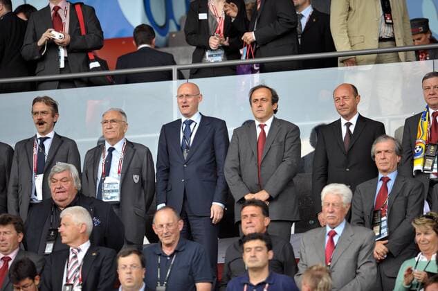 VIP Tribüne, v.li.: LFP Präsident Frederic Thiriez, FFF Präsident Pierre Escalettes, Bernard Laporte (Staatssekretär für Sport), UEFA Präsident Michel Platini (alle Frankreich) und Staatspräsident Traian Basescu (Rumänien) -  Fußball Länderspiel Herren EURO 2008, EM, Nationalmannschaft Totale Zürich Fußball Länderspiel Herren EURO 2008, EM, Nationalmannschaft Totale Zürich