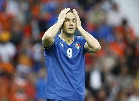 Luca Toni (Italien) enttäuscht - Fußball Länderspiel Herren EURO 2008, EM, Nationalteam, Nationaltrikot, Italien Einzelbild Bern Verzweiflung, Fußball Länderspiel Herren EURO 2008, EM, Nationalteam, Nationaltrikot, Italien Einzelbild Bern Verzweiflung,