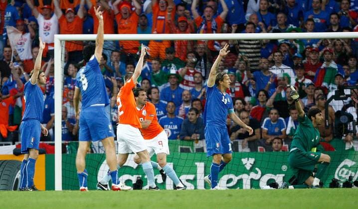 Ruud van Nistelrooy (Niederlande, 4.v.li.) erzielt das Tor zum 1:0, die Italiener reklamieren vergebens auf Abseits - Fußball Länderspiel Herren EURO 2008, EM, Nationalteam, Nationaltrikot, Niederlande - Italien Gruppe Bern Abwehr, Fußball Länderspiel Herren EURO 2008, EM, Nationalteam, Nationaltrikot, Niederlande - Italien Gruppe Bern Abwehr,