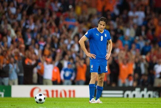 Luca Toni (Italien) enttäuscht - Fußball EM Herren EURO 2008, Länderspiel, Nationalmannschaft, Nationaltrikot Einzelbild Bern Fußball EM Herren EURO 2008, Länderspiel, Nationalmannschaft, Nationaltrikot Einzelbild Bern