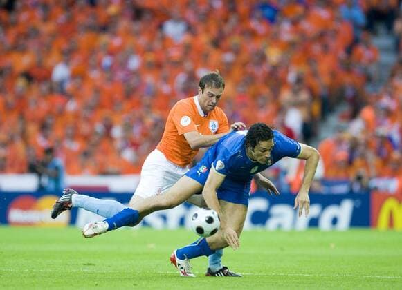Joris Mathijsen (Niederlande, li.) gegen Luca Toni (Italien) - Fußball EM Herren EURO 2008, Länderspiel, Nationalmannschaft, Nationaltrikot Gruppe Bern Dynamik, Kampf, Fußball EM Herren EURO 2008, Länderspiel, Nationalmannschaft, Nationaltrikot Gruppe Bern Dynamik, Kampf,