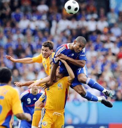 Florent Malouda (Frankreich, re.) gegen Mirel Radoi (li.) und Paul Codrea (beide Rumänien) - Fußball Länderspiel Herren EURO 2008, EM, Nationalmannschaft, Nationaltrikot, Frankreich - Rumänien 0:0 Gruppe Zürich Dynamik, Kampf, Fußball Länderspiel Herren EURO 2008, EM, Nationalmannschaft, Nationaltrikot, Frankreich - Rumänien 0:0 Gruppe Zürich Dynamik, Kampf,