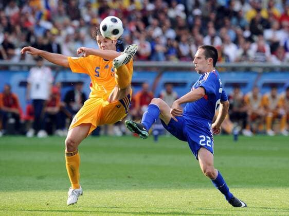 Franck Ribery (Frankreich, re.) gegen Cristian Chivu (Rumänien) - Fußball Länderspiel Herren EURO 2008, EM, Nationalmannschaft, Nationaltrikot, Frankreich - Rumänien 0:0 Gruppe Zürich Dynamik, Fußball Länderspiel Herren EURO 2008, EM, Nationalmannschaft, Nationaltrikot, Frankreich - Rumänien 0:0 Gruppe Zürich Dynamik,