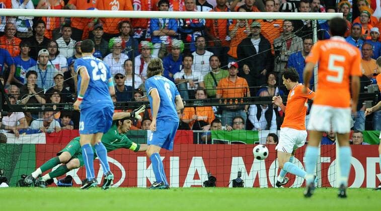 Ruud van Nistelrooy (Niederlande, re.) erzielt das 1:0 gegen Torwart Gianluigi Buffon (Italien) - Fußball Länderspiel Herren EURO 2008, EM, Nationalteam, Nationaltrikot, Italien - Niederlande Gruppe Bern Dynamik, Fußball Länderspiel Herren EURO 2008, EM, Nationalteam, Nationaltrikot, Italien - Niederlande Gruppe Bern Dynamik,