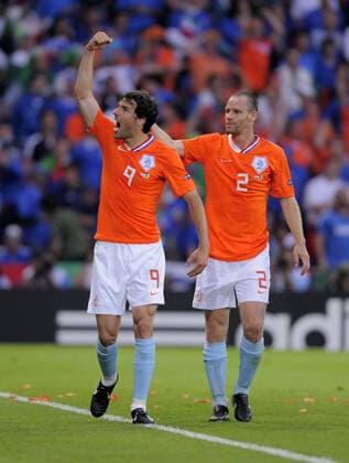 Ruud van Nistelrooy (li.) und Andre Ooijer (beide Niederlande) - Torjubel Fußball EM Herren EURO 2008, Länderspiel, Nationalmannschaft, Nationaltrikot Gruppe Bern Freude, Begeisterung, Fußball EM Herren EURO 2008, Länderspiel, Nationalmannschaft, Nationaltrikot Gruppe Bern Freude, Begeisterung,