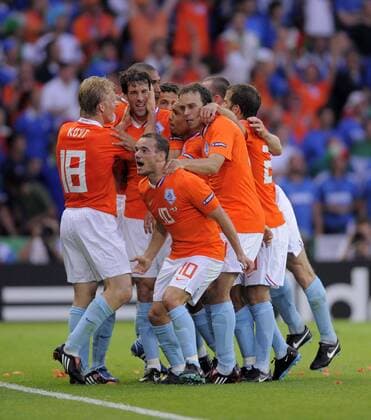 Torjubel Niederlande - Dabei Ruud van Nistelrooy (2.v.li.), Joris Mathijsen (re.) und Wesley Sneijder (vorn) Fußball EM Herren EURO 2008, Länderspiel, Nationalmannschaft, Nationaltrikot Gruppe Bern Freude, Begeisterung, Fußball EM Herren EURO 2008, Länderspiel, Nationalmannschaft, Nationaltrikot Gruppe Bern Freude, Begeisterung,