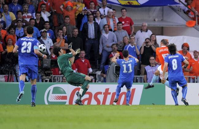 Torwart Gianluigi Buffon (Italien) machtlos beim 0:2 durch Wesley Sneijder (Niederlande, 2.v.re.) Fußball EM Herren EURO 2008, Länderspiel, Nationalmannschaft, Nationaltrikot Totale Bern Dynamik, Fußball EM Herren EURO 2008, Länderspiel, Nationalmannschaft, Nationaltrikot Totale Bern Dynamik,