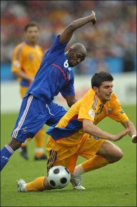 Daniel Niculae (Rumänien, re.) gegen Claude Makelele (Frankreich) -  Fußball Länderspiel Herren EURO 2008, EM, Nationalmannschaft, Nationaltrikot Gruppe Zürich Dynamik, Fußball Länderspiel Herren EURO 2008, EM, Nationalmannschaft, Nationaltrikot Gruppe Zürich Dynamik,