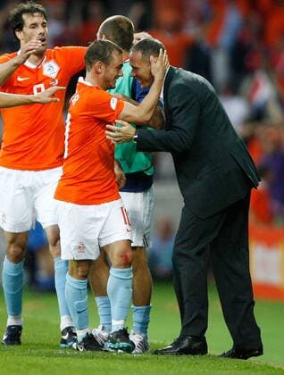 Wesley Sneijder (li.) und Nationaltrainer Marco van Basten (beide Niederlande) - Torjubel - Fußball EM Herren EURO 2008, Länderspiel, Nationalmannschaft, Nationaltrikot Gruppe Bern Freude, Begeisterung, Fußball EM Herren EURO 2008, Länderspiel, Nationalmannschaft, Nationaltrikot Gruppe Bern Freude, Begeisterung,