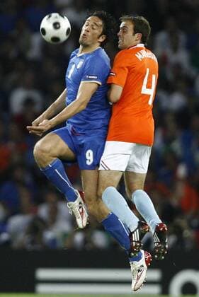 Luca Toni (Italien, li.) gegen Joris Mathijsen (Niederlande) -  Fußball EM Herren EURO 2008, Länderspiel, Nationalmannschaft, Nationaltrikot Gruppe Bern Dynamik, Fußball EM Herren EURO 2008, Länderspiel, Nationalmannschaft, Nationaltrikot Gruppe Bern Dynamik,
