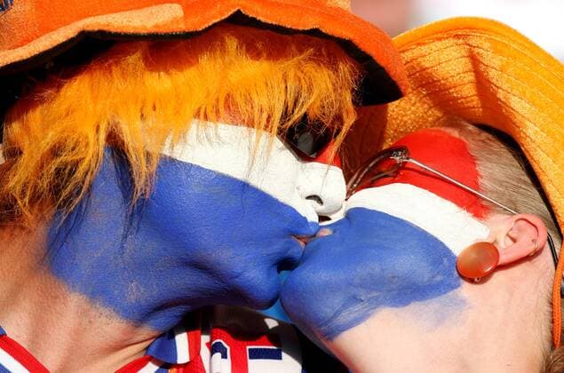 Ein Niederländisches Fanpaar mit Gesichtsbemalung in Nationalfarben küsst sich -  Fußball Länderspiel Herren EURO 2008, EM, Nationalteam, Niederlande Gruppe Bern Romantik, Fußball Länderspiel Herren EURO 2008, EM, Nationalteam, Niederlande Gruppe Bern Romantik,