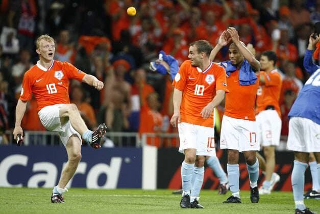 Dirk Kuyt (Niederlande, li.) spielt nach dem Spiel seinen Mannschaftskameraden eine Orange zu - Fußball Länderspiel Herren EURO 2008, EM, Nationalteam, Nationaltrikot, Niederlande Gruppe Bern Freude, Fußball Länderspiel Herren EURO 2008, EM, Nationalteam, Nationaltrikot, Niederlande Gruppe Bern Freude,