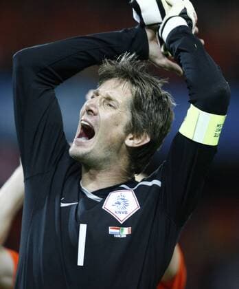 Torwart Edwin van der Sar (Niederlande) jubelt - Fußball Länderspiel Herren EURO 2008, EM, Nationalteam, Nationaltrikot, Niederlande Einzelbild Bern Freude, Begeisterung, Fußball Länderspiel Herren EURO 2008, EM, Nationalteam, Nationaltrikot, Niederlande Einzelbild Bern Freude, Begeisterung,