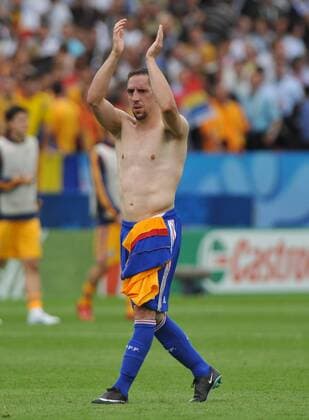 Franck Ribery (Frankreich) applaudiert mit nacktem Oberkörper Fußball Länderspiel Herren EURO 2008, EM, Nationalteam, Nationaltrikot, Frankreich Einzelbild Zürich Fußball Länderspiel Herren EURO 2008, EM, Nationalteam, Nationaltrikot, Frankreich Einzelbild Zürich