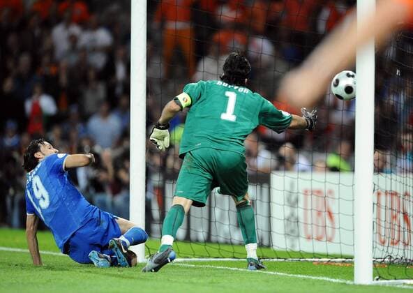 Tor - Gianluca Zambrotta fälscht den Ball unhaltbar für Torwart Gianluigi Buffon (beide Italien) ab - Fußball EM Herren Euro 2008, Nationalmannschaft, Länderspiel, Nationaltrikot Gruppe Bern Dynamik, Fußball EM Herren Euro 2008, Nationalmannschaft, Länderspiel, Nationaltrikot Gruppe Bern Dynamik,