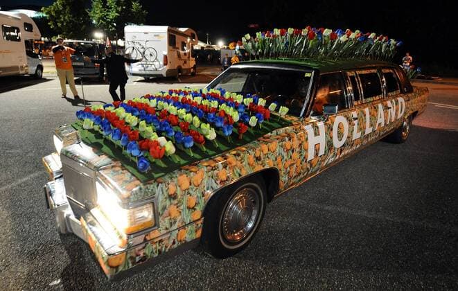 Fanauto aus Holland ist mit ordentlich Tulpen dekoriert worden - Fußball EM Herren Euro 2008, Nationalteam o0 Fanleben, Fankult Klischee Einzelbild Bern Fußball EM Herren Euro 2008, Nationalteam o0 Fanleben, Fankult Klischee Einzelbild Bern