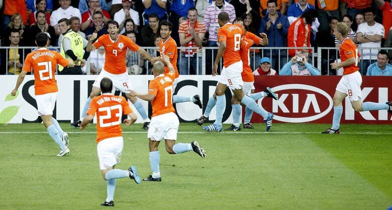 Torjubel Niederlande mit Torschütze Ruud van Nistelrooy (2.v.li.) -  - Fußball EM Herren Euro 2008, Länderspiel, Nationalteam, Nationaltrikot Totale Bern Freude, Fußball EM Herren Euro 2008, Länderspiel, Nationalteam, Nationaltrikot Totale Bern Freude,
