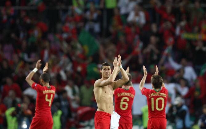 Cristiano Ronaldo (Portugal, 2.v.li.) - Schlussjubel -  Fußball Länderspiel Herren EURO 2008, EM, Nationalmannschaft, Nationaltrikot, Totale Genf Freude, Fußball Länderspiel Herren EURO 2008, EM, Nationalmannschaft, Nationaltrikot, Totale Genf Freude,