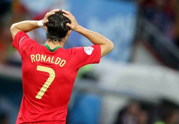Cristiano Ronaldo (Portugal) enttäuscht - Fußball Länderspiel Herren EURO 2008, EM, Nationalmannschaft, Nationaltrikot, Einzelbild Genf Enttäuschung, Verzweiflung, Fußball Länderspiel Herren EURO 2008, EM, Nationalmannschaft, Nationaltrikot, Einzelbild Genf Enttäuschung, Verzweiflung,