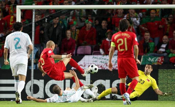Pepe (Portugal, 2.v.li.) gegen Torwart Volkan Demirel (Türkei) -  Fußball Länderspiel Herren EURO 2008, EM, Nationalmannschaft, Nationaltrikot, Gruppe Genf Dynamik, Fußball Länderspiel Herren EURO 2008, EM, Nationalmannschaft, Nationaltrikot, Gruppe Genf Dynamik,